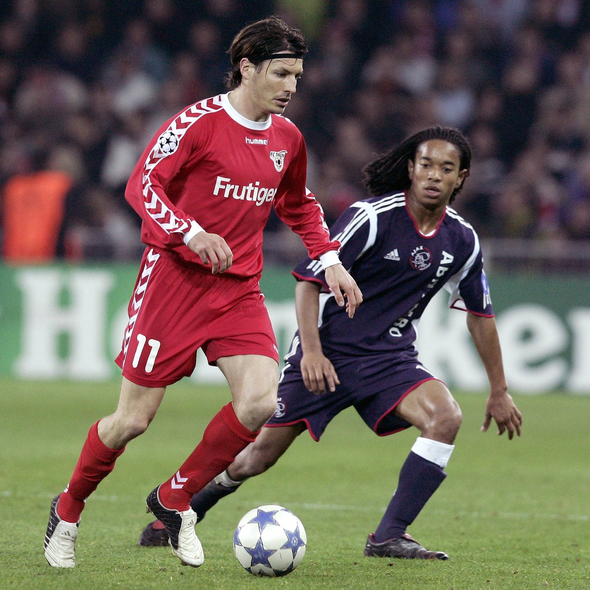 Bildnummer: 01795064 Datum: 02.11.2005 Copyright: imago/Sportnah
Andres Gerber (Thun, li.) gegen Urby Emanuelson (Ajax); Vdig, quer, Zweikampf, Duell, Ball Champions League 2005/2006, FC Thun - Ajax A ...