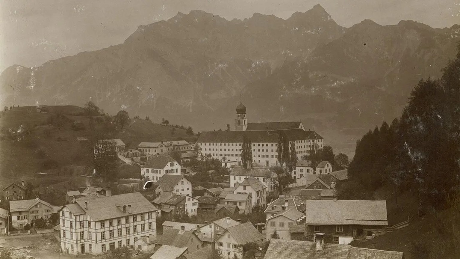Die Psychiatrische Klinik St. Pirminsberg in Pfäfers. Hier erleideten Maria Theresia Wilhelm und Ulrich Gantenbein zweifelhafte Therapien und Strafen.
https://www.sarganserlaender.ch/artikel/psychiatr ...