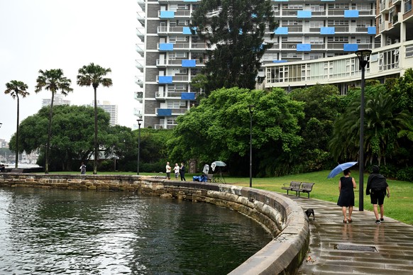 epa11113252 People walk along the foreshore at Elizabeth Bay on Sydney Harbor, in Sydney, Australia, 30 January 2024. A woman, who is in her late 20&#039;s, was bitten on the right leg by a suspected  ...