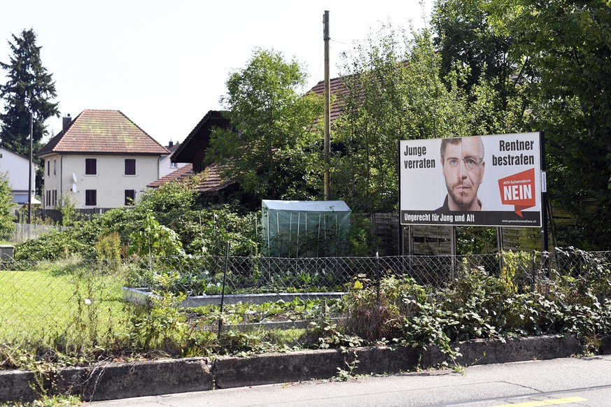 Plakat der Gegner zur Altersvorsorge 2020 in Hunzenschwil am Freitag, 25. August 2017. Die Volksabstimmung ueber die Altersvorsorge 2020 findet am 24. September 2017 statt.(KEYSTONE/Walter Bieri)