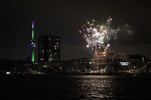 epa10384597 Fireworks are set off at the Erasmus Bridge on New Year&#039;s Eve, despite a fireworks ban in Rotterdam, the Netherlands, 31 December 2022. EPA/TOBIAS KLEUVER