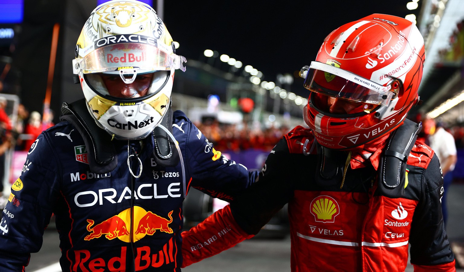 Charles Leclerc (r.) gratuliert Max Verstappen zum Sieg beim GP von Saudi-Arabien.