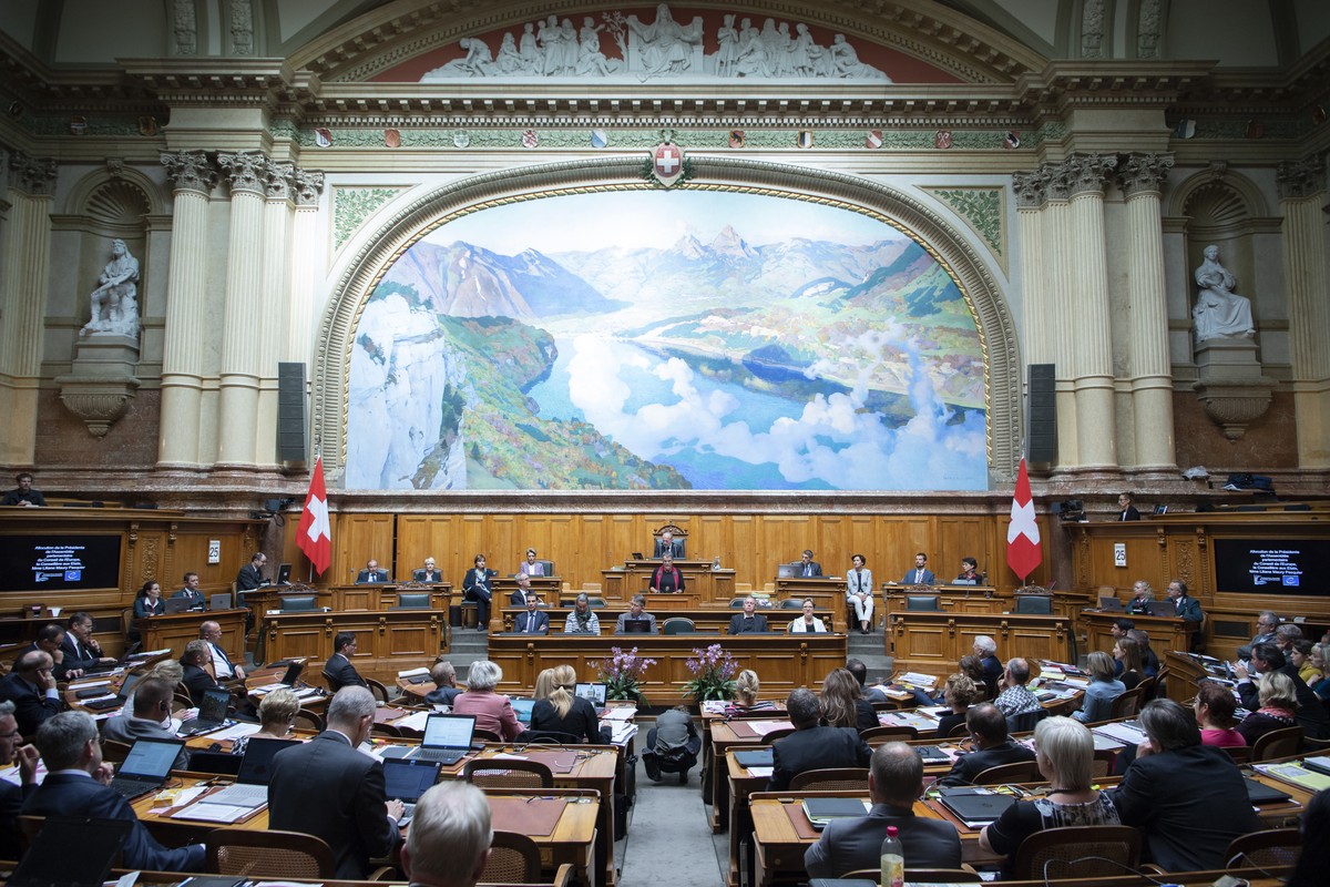 Staenderaetin Liliane Maury Pasquier, SP-GE, und Praesidentin der Parlamentarischen Versammlung des Europarates, Mitte, spricht an der Herbstsession der Eidgenoessischen Raete, am Dienstag, 25. Septem ...