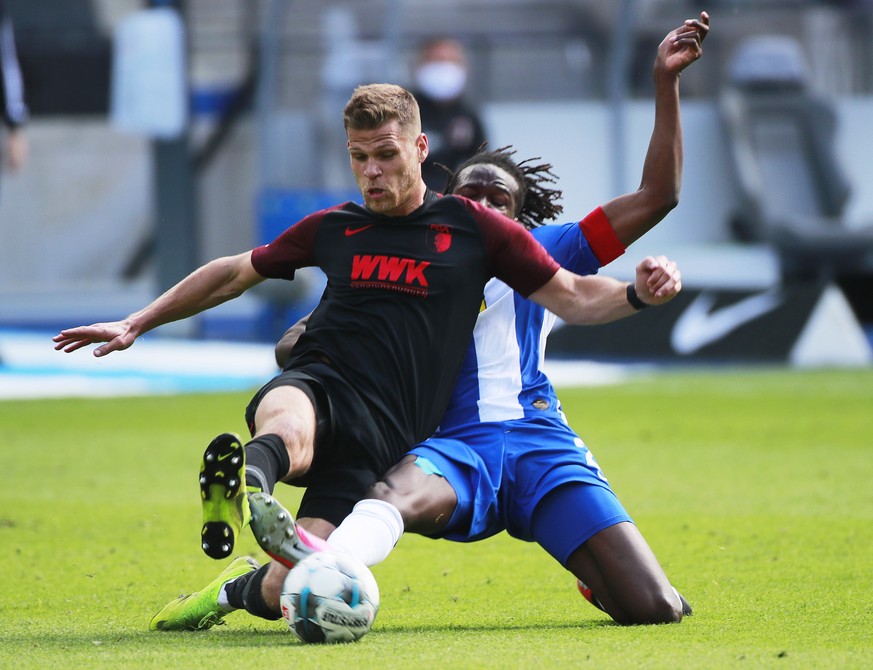 epa08454300 Augsburg&#039;s Florian Niederlechner (L) in action against Hertha&#039;s Dedryck Boyata (R) during the German Bundesliga soccer match between Hertha BSC and FC Augsburg in Berlin, Germany ...