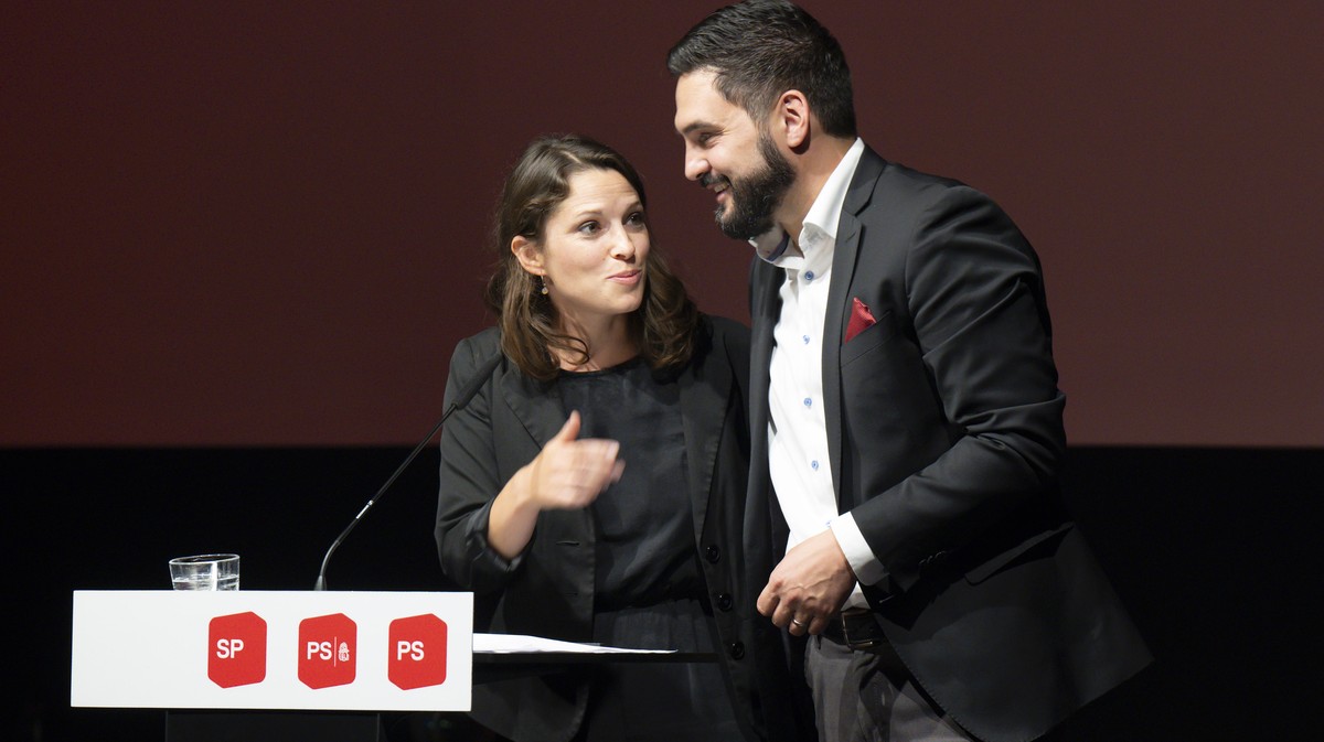 Die Co-Praesidenten Mattea Meyer, links, und Cedric Wermuth anlaesslich dem Parteitag der SP Schweiz, am Samstag, 26. August 2023, in Biel. (KEYSTONE/Peter Schneider)