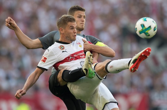 epaselect epa06222110 Stuttgart&#039;s Simon Terodde (front) is challenged by Augsburg&#039;s Jeffrey Gouweleeuw during the German Bundesliga soccer match between VfB Stuttgart and FC Augsburg at Merc ...