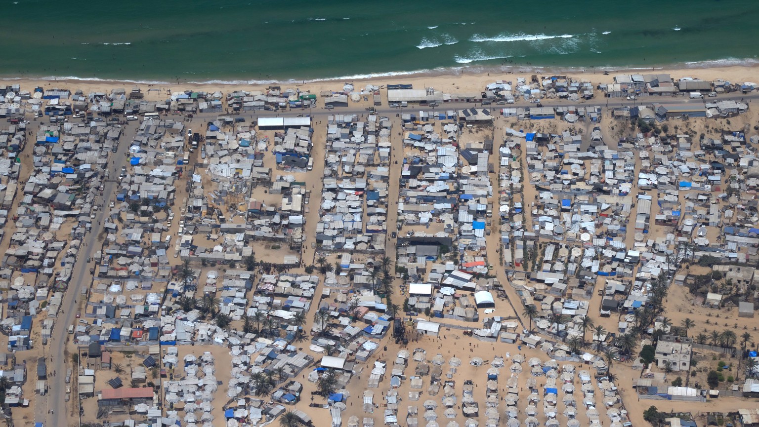 epa12286065 Tents of internally displaced Palestinians in Al Mawasi, Gaza Strip, as seen from a German Air Force plane airdropping humanitarian aid, 06 August 2025. Two planes were scheduled to take o ...
