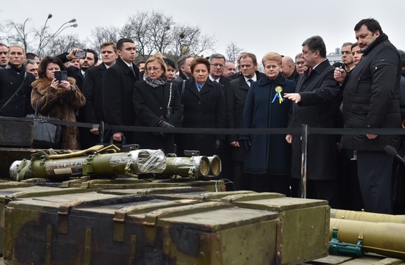 Poroschenko zeigt seinen Gästen die Reliquien der Revolution auf dem Maidan-Platz.