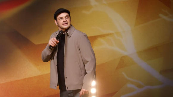 Komiker Kaya Yanar bei seinem Auftritt im Rahmen der Tour mit dem Titel Fluch der Familie in der Lanxess-Arena. Köln, 04.05.2023 NRW Deutschland *** Comedian Kaya Yanar during his performance as part  ...