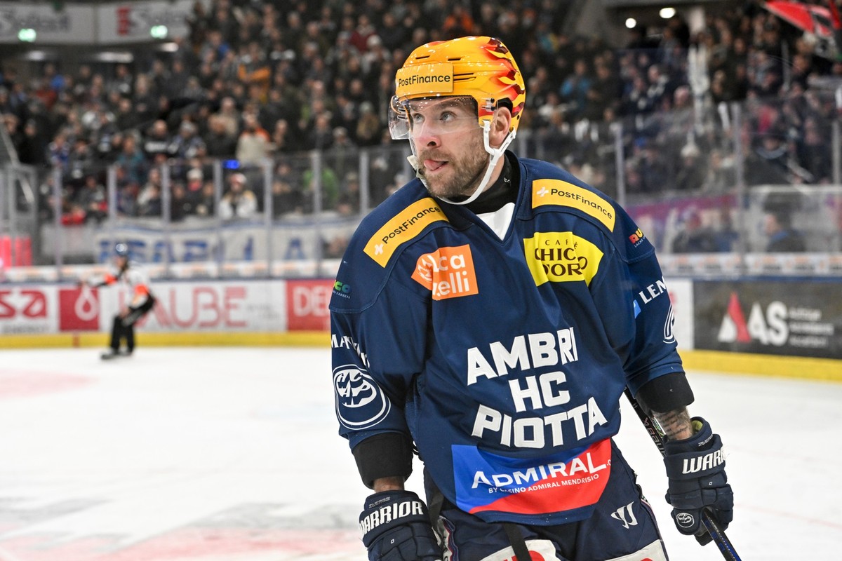 PostFinance Top Scorer Christopher DiDomenico (HCAP) disappointed after missing a chance, during the regular season National League game between HC Ambri Piotta and EV Zug at the ice stadium Gottardo  ...