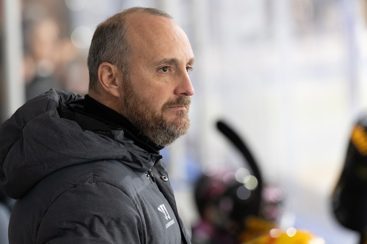 Ajoies Headcoach Christian Wohlwend, beim Eishockey-Qualifikationsspiel der National League zwischen dem HC Ajoie und dem SC Bern, am Dienstag, 1.Oktober 2024, in der Raiffeisen Arena in Porrentruy.(K ...