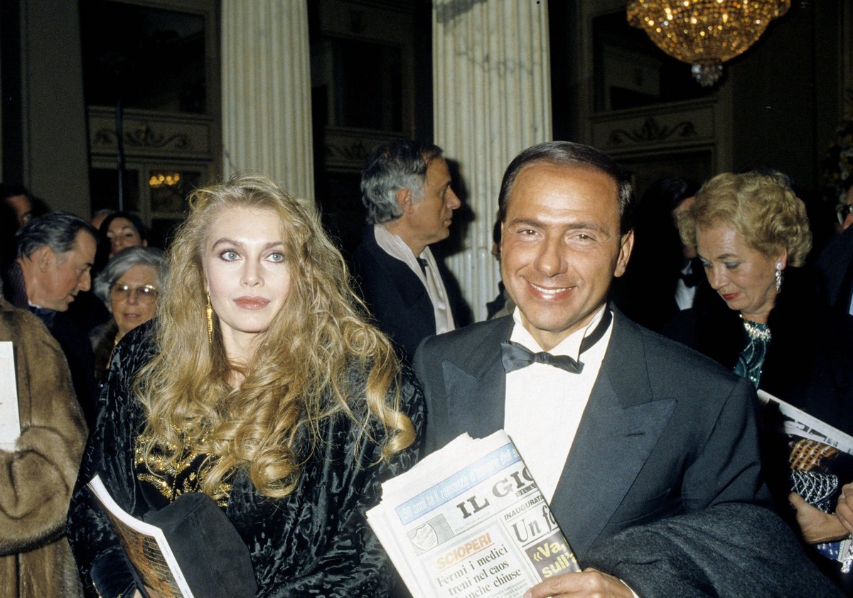 Unternehmer Silvio Berlusconi (Italien) mit seiner Ehefrau Veronica Lario PUBLICATIONxINxGERxSUIxAUTxONLY; Aufnahmedatum geschätzt

Entrepreneurs Silvio Berlusconi Italy with his Wife Veronica Lario ...