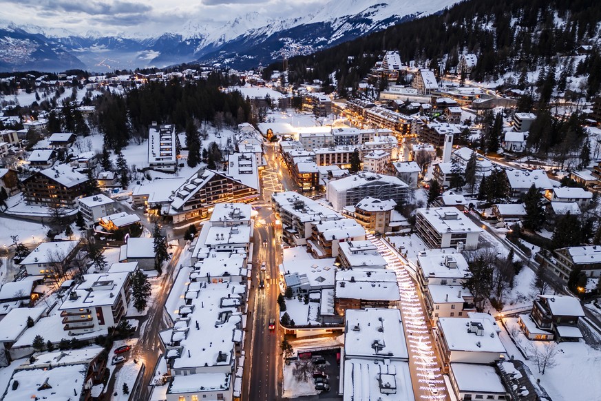 Une vue aerienne de la station de Crans-Montana, situee sur un plateau dominant la vallee du Rhone, le mercredi 8 janvier 2025 a Crans-Montana en Valais. La station valaisanne va recevoir les Champion ...