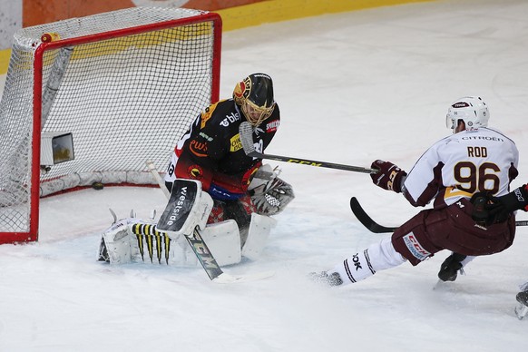 Servettes Noah Rod erzielt das Tor zum 2-2 gegen Berns Torhueter Leonardo Genoni, im fuenften Eishockey Playoff-Viertelfinalspiel der National League zwischen dem SC Bern und Geneve-Servette HC am Die ...