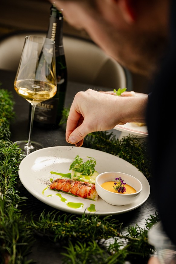 Weihnachtsmenu von Pascal Schmutz 2025

NR Production GmbH
Nicole Rötheli
nicole@nicoleroetheli.com
+41 78 896 77 79
www.nicoleroetheli.com