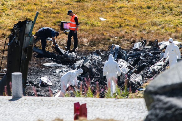 Experts of military aviation investigate the debris from a crashed Swiss army helicopter of the tipe Super Puma near the fort Sasso da Pigna close to the Gotthard mountain pass in Airolo, southern Swi ...