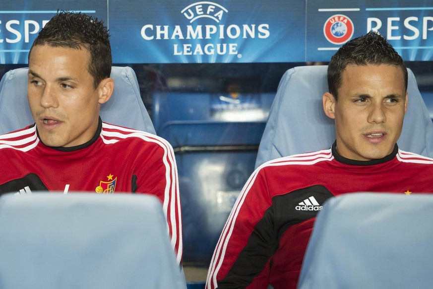 Basel&#039;s Philipp Degen, left, and Basel&#039;s David Degen, right, reacts during the UEFA Champions League first round group E soccer match between Britain&#039;s Chelsea FC and Switzerland&#039;s ...