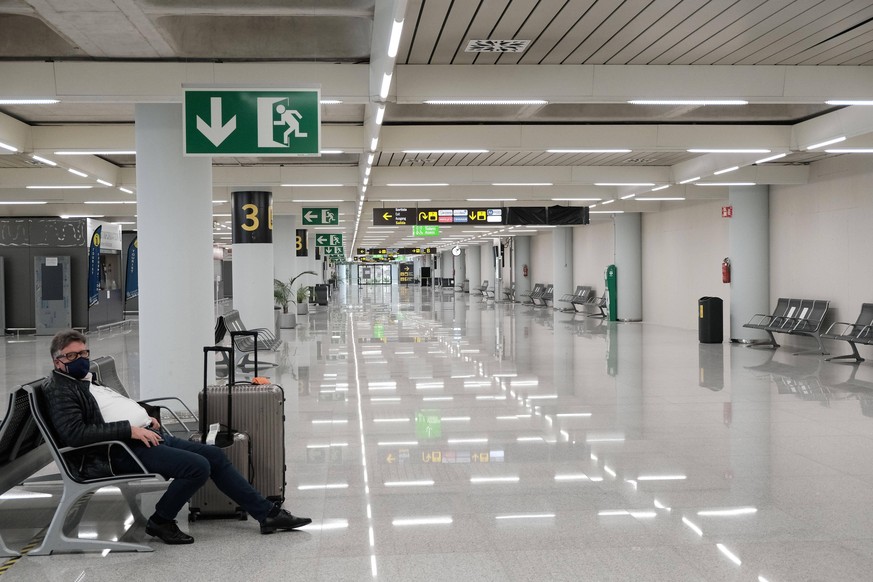 A man at the airport of Palma de Mallorca Balearic Islands, on 20 December 2020. This Sunday began the control of negative PCR in airports and ports of the Balearic Islands to travelers from the Penin ...