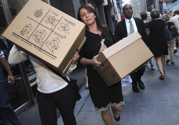 ARCHIV - ZUM 10. JAHRESTAG DER INSOLVENZBEANTRAGUNG DER US-INVESTMENTBANK LEHMAN BROTHERS AM 15. SEPTEMBER 2018 STELLEN WIR IHNEN FOLGENDES BILDMATERIAL ZUR VERFUEGUNG - Women carrying boxes leave the ...