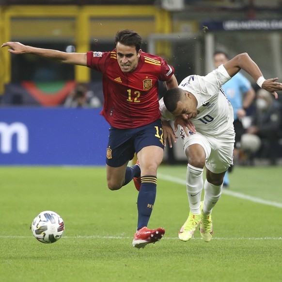epa09517272 Spain&#039;s Eric Garcia (C) in action against France&#039;s Kylian Mbappe (R) during the UEFA Nations League final soccer match between Spain and France in Milan, Italy, 10 October 2021.  ...