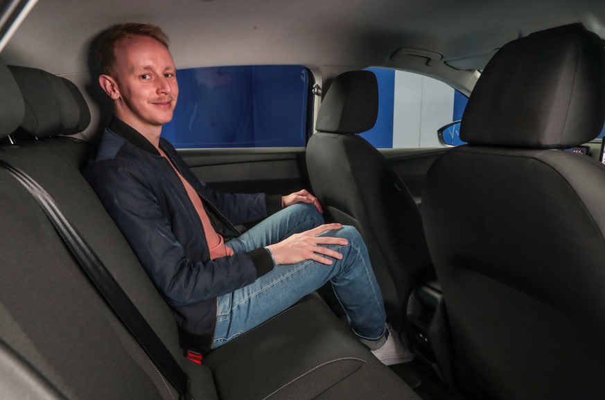 Platzangebot hinten: Auch grössere Passagiere sitzen angenehm; die Türtafeln hinten sind nur in der Topausstattung mit Stoff bezogen.