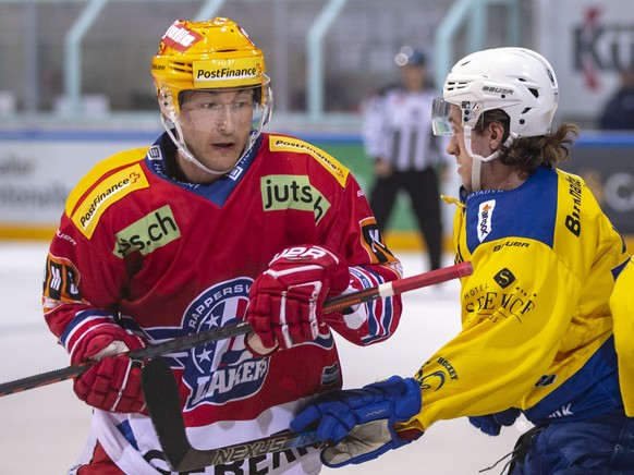 SC Rapperswil-Jona Lakers Stuermer Casey Wellman, links, gegen HC Davos Stuermer Thierry Bader waehrend Spiel 4 im Eishockey-Playout-Final der National League zwischen den SC Rapperswil-Jona Lakers un ...