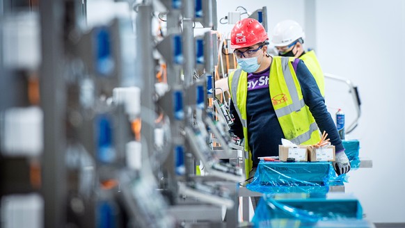 epa08724565 A staff member sets up an antibody production line at the Ibex building of Lonza, where part of the Moderna mRNA coronavirus disease (COVID-19) vaccine will be produced, in Visp, Switzerla ...