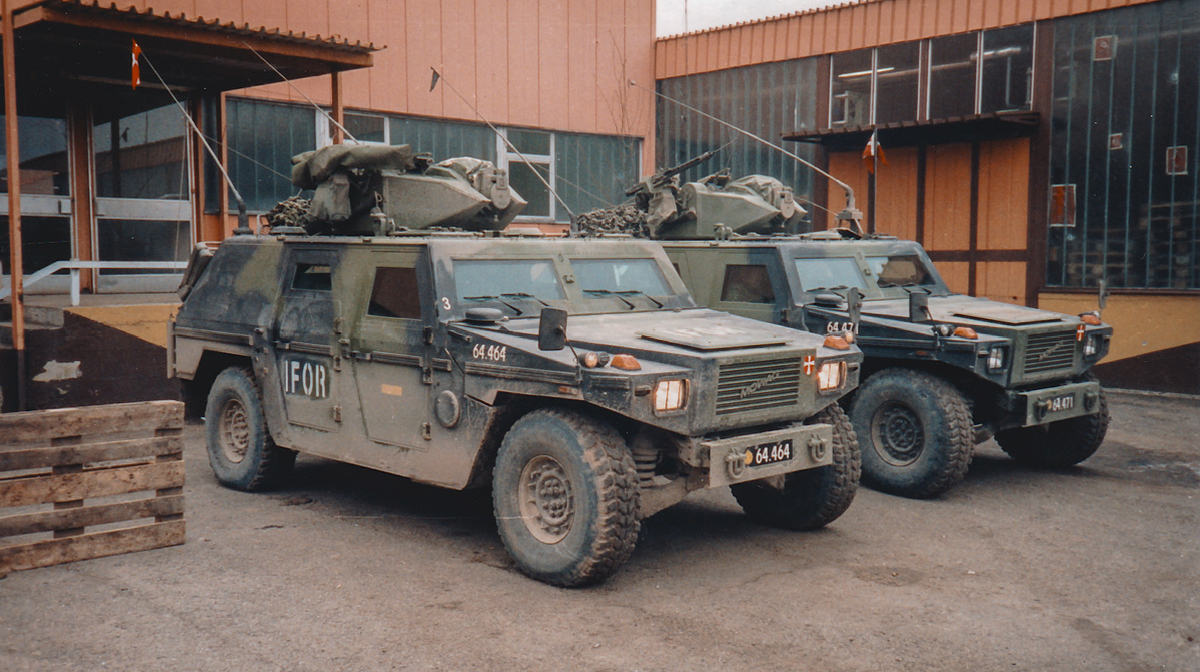 Dänische Eagle I im Rahmen der NATO-Friedenstruppe IFOR (Implementation Force). Diese war von 1995 bis 1996 in Bosnien im Einsatz. Zu erkennen: das dänische Hoheitszeichen und die kleineren Fenster hi ...