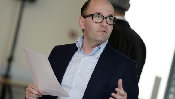 Remo Stoffel, CEO des Projektes 7132, orientiert an einer Medienkonferenz in Kloten, am Mittwoch, 25. Maerz 2015, ueber das Projekt 7132 in Vals. Der Immobilien-Investor Remo Stoffel plant im Buendner ...