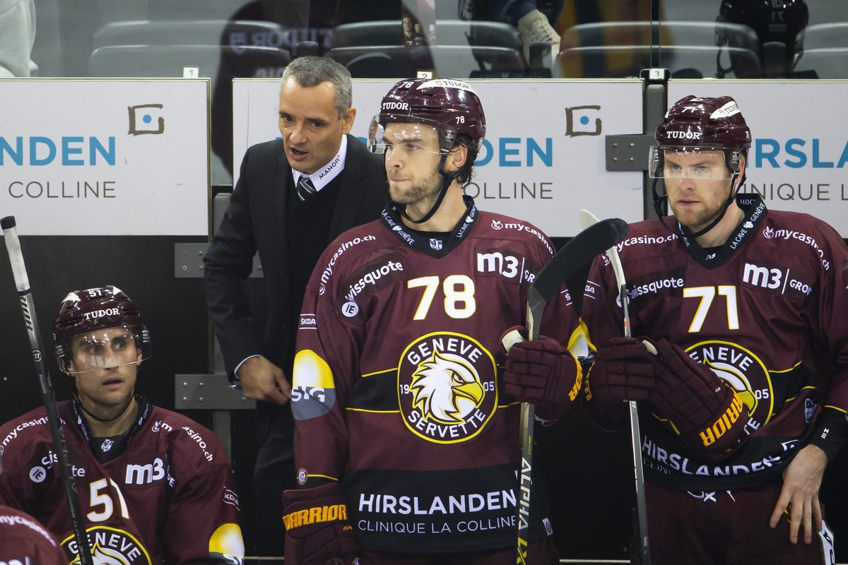 Geneve-Servette's Head coach Jan Cadieux talks to his players forward Valtteri Filppula, of Finland, left, forward Marc-Antoine Pouliot #78, of Canada, and forward Tanner Richard, right, during a ...