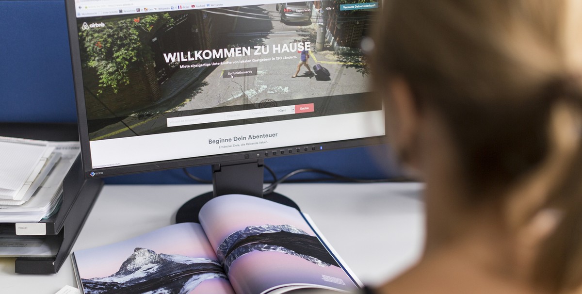 A woman surfs on the the airbnb website, pictured in Zurich, Switzerland, on September 4, 2014. (KEYSTONE/Gaetan Bally)