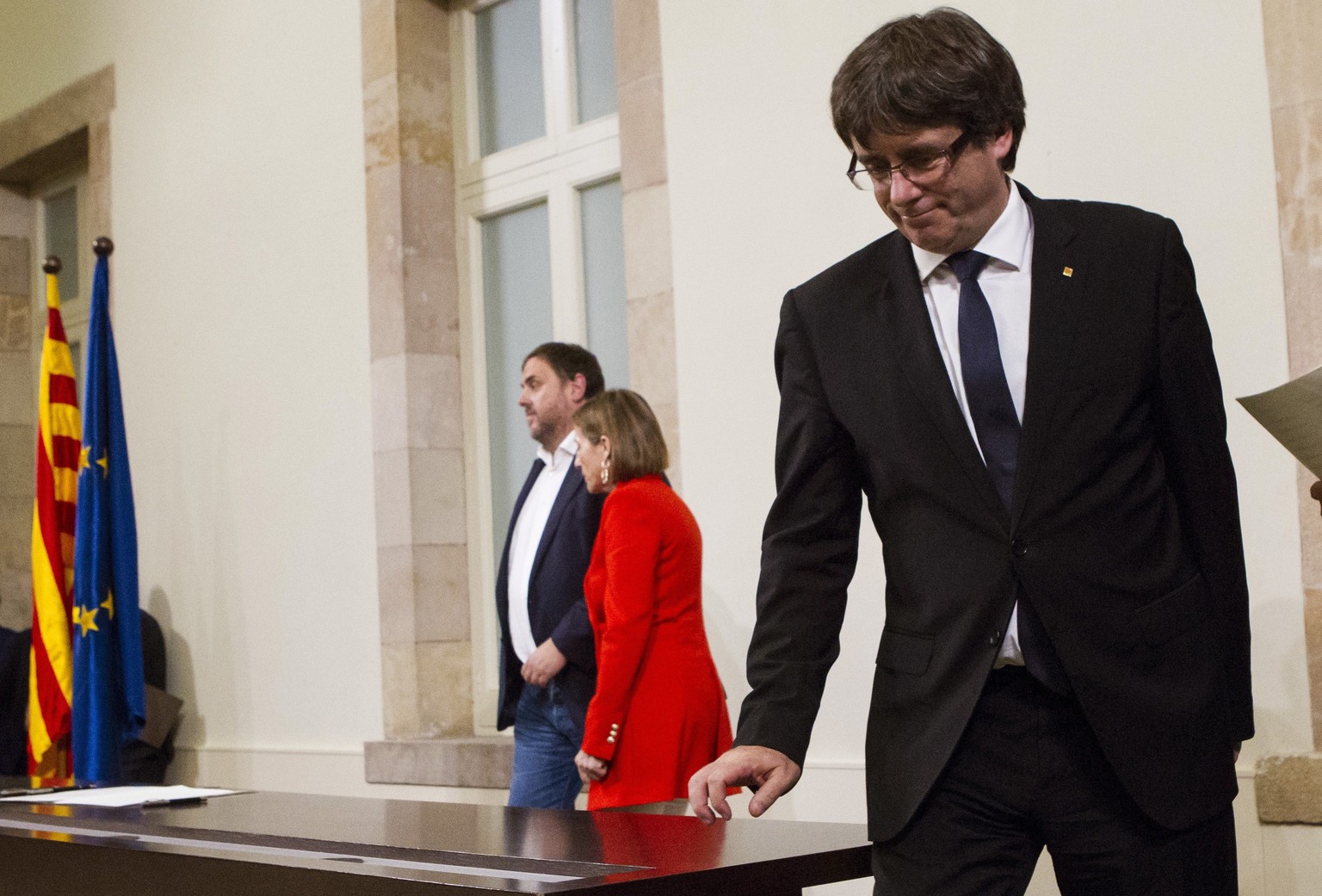 ARCHIVBILD ZUR ANKLAGE VON CARLES PUIGDEMONT DURCH DIE SPANISCHE STAATSANWALTSCHAFT, AM MONTAG, 30. OKTOBER 2017 - epa06257836 Catalonian President Carles Puigdemont (R) reacts after signing the docum ...