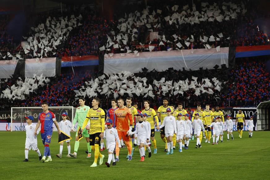 Die Mannschaften betreten das Stadion, vor dem Halbfinale des Schweizer Fussball Cups zwischen dem FC Basel 1893 und dem BSC Young Boys Bern, im Stadion St. Jakob-Park in Basel, am Dienstag, 4. April  ...