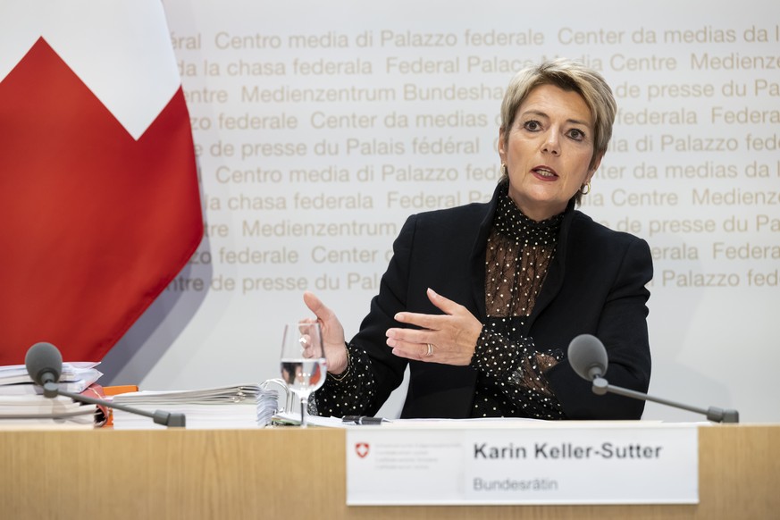 Bundesraetin Karin Keller-Sutter, spricht waehrend einer Medienkonferenz zum Bericht des Bundesrates zur Too-Big-To-Fail-Regulierung (TBTF), am Mittwoch, 10. April 2024, im Medienzentrum Bundeshaus in ...