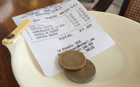 Trinkgeld auf einer Rechnung im Restaurant auf Mallorca 29.07.2016

Tip on a Bill in Restaurant on Mallorca 29 07 2016