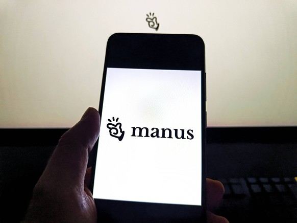 Manus SUQIAN, CHINA - APRIL 27, 2026 - A netizen is checking Manus logo and webpage on a computer and mobile phone in Suqian City, Jiangsu Province, China on April 27, 2026. Suqian Jiangsu China PUBLI ...