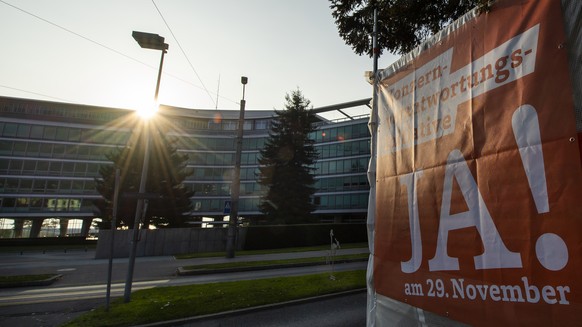 Une banderole en faveur de l&#039;initiative multinationales responsables (Konzernverantwortungsinitiative) est visible devant le siege de la multinationale Nestle le mercredi 11 novembre 2020 a Vevey ...