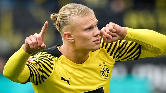 epaselect epa09527219 Dortmund&#039;s Erling Haaland celebrates after scoring the 2-0 lead from the penalty spot during the German Bundesliga soccer match between Borussia Dortmund and 1. FSV Mainz 05 ...