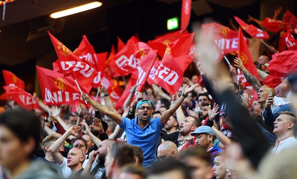 epa05987496 Manchester United fans cheer for their team during the UEFA Europa League final between Ajax Amsterdam and Manchester United at Friends Arena in Stockholm, Sweden, 24 May 2017. EPA/GEORGI  ...