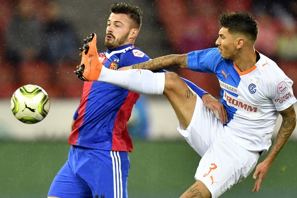 Der Grasshopper Jean-Pierre Rhyner ,rechts, gegen den Basler Albian Ajeti, links, beim Fussballspiel der Super League Grasshopper Club Zuerich gegen den FC Basel im Stadion Letzigrund in Zuerich am Sa ...