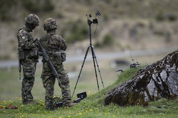 Soldaten mit einer Angriffsdrohne, aufgenommen an einem Medienanlass der Schweizer Armee zur Einbindung von Drohnen in Kampfverbaende, am Montag, 18. Mai 2026, auf dem Schiessplatz Wichlen in Elm. (KE ...