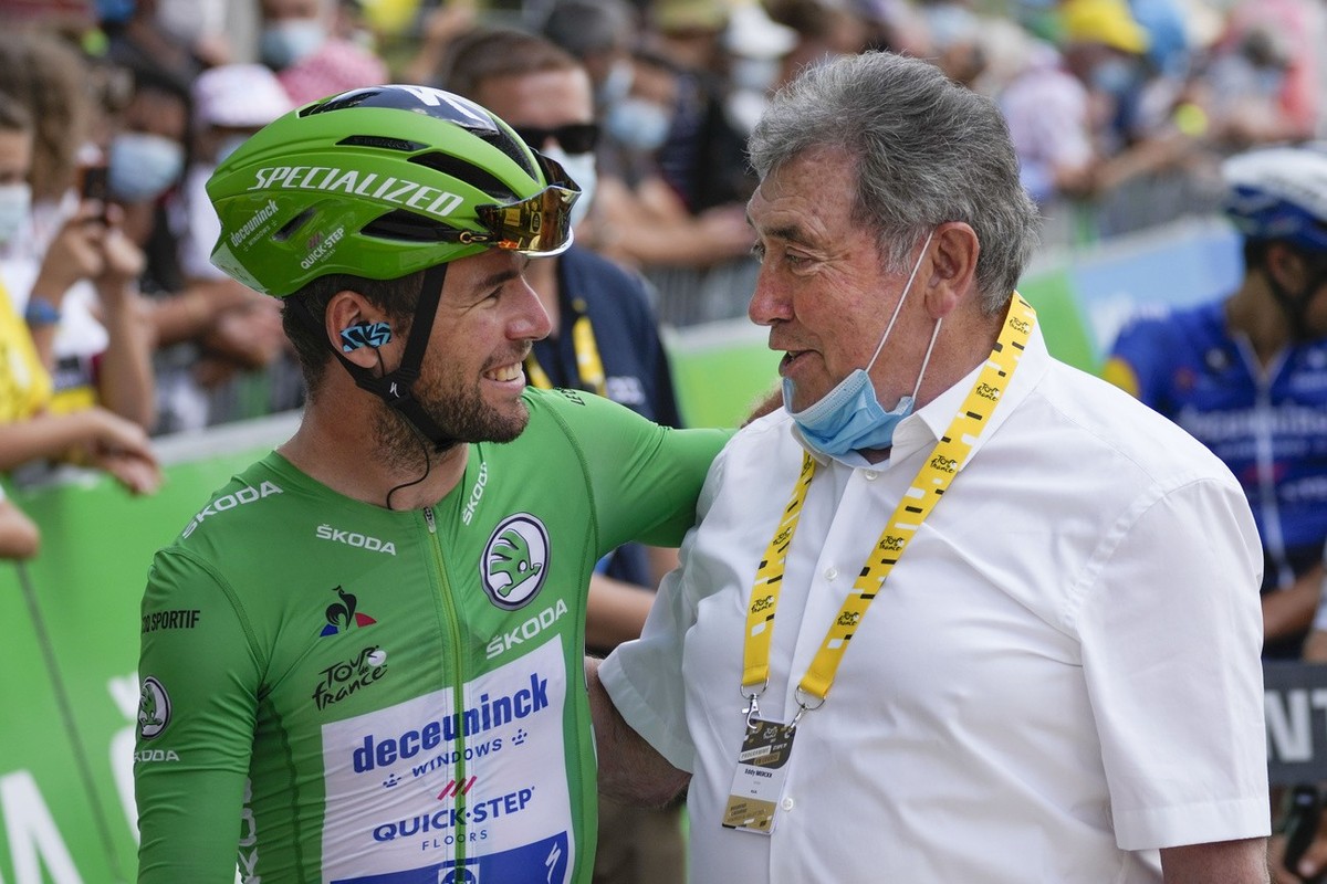 Britain's Mark Cavendish, wearing the best sprinter's green jersey, and Belgian great Eddy Merckx, who both hold a record 34 Tour de France stage victories, talk prior to the start of the ni ...