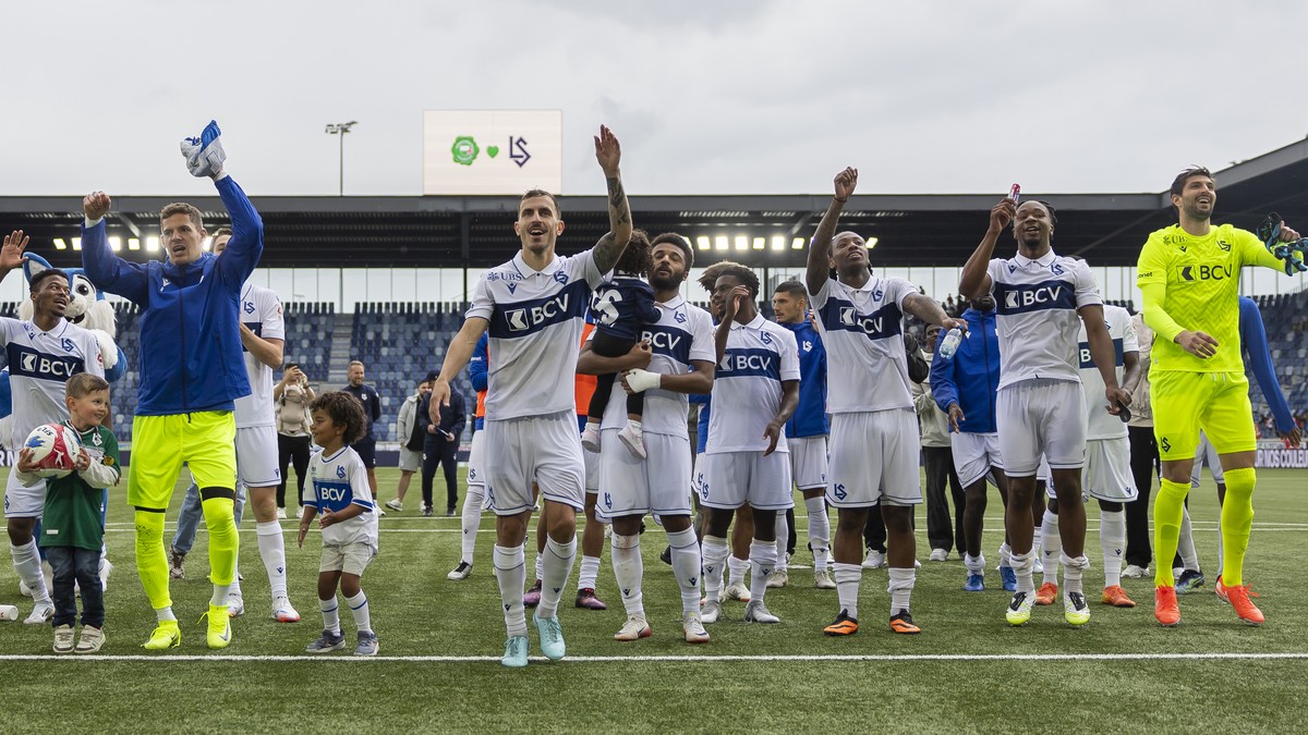 La joie des joueurs du FC Lausanne-Sport, LS, apres la rencontre de football de Swiss Super League entre le FC Lausanne-Sport, LS, et le Winterthur, FCW, ce dimanche 27 juillet 2025 au stade de la Tui ...