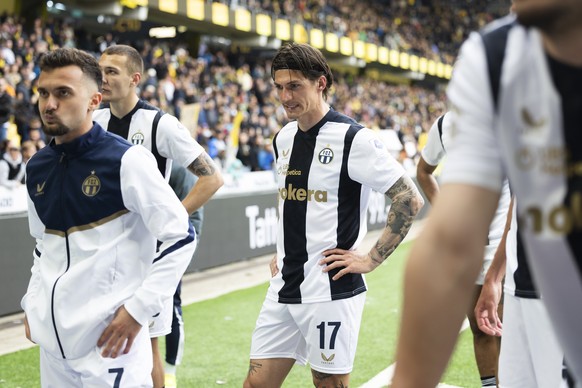 Bledian Krasniqi (FCZ), David Vujevic (FCZ), Steven Zuber (FCZ), und ihre Teamkollegen stehen vor den FCZ Fans, nach dem Super League Spiel zwischen dem BSC Young Boys und dem FC Zuerich, am Montag, 2 ...