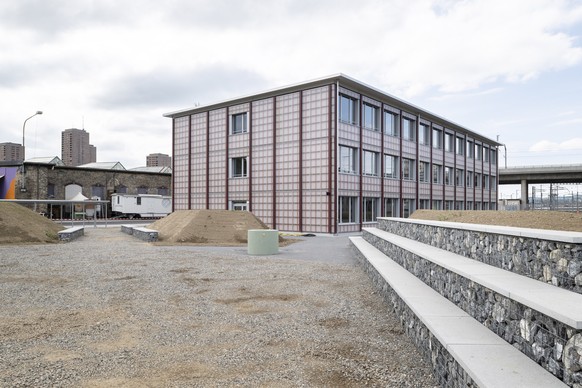 Das Provisorium der Kantonsschule Wiedikon, Standort Hohlstrasse Haus B, auf dem Areal des ehemaligen Gueterbahnhofs, fotografiert am Mittwoch, 21. August 2024 in Zuerich. (KEYSTONE/Christian Beutler)