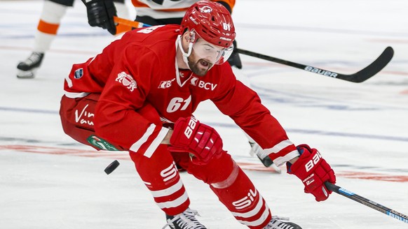 Lausanne&#039;s Fabian Heldner, left, fights for the puck with Philadelphia&#039;s Jakub Voracek, right, during a NHL friendly game between Switzerland&#039;s Lausanne HC (LHC) and Philadelphia Flyers ...