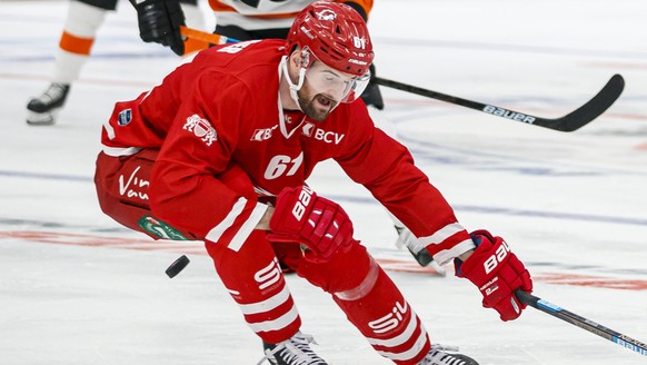 Lausanne&#039;s Fabian Heldner, left, fights for the puck with Philadelphia&#039;s Jakub Voracek, right, during a NHL friendly game between Switzerland&#039;s Lausanne HC (LHC) and Philadelphia Flyers ...