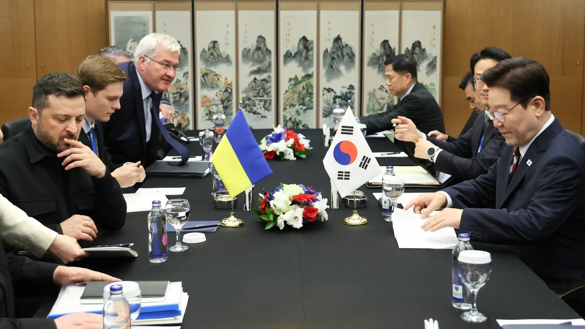 Le président ukrainien Volodymyr Zelensky (à gauche) et le président sud-coréen Lee Jae Myung, ici lors du sommet de l'Otan à Ankara (photo d'archive). Un différend diplomatique a éclaté ent ...