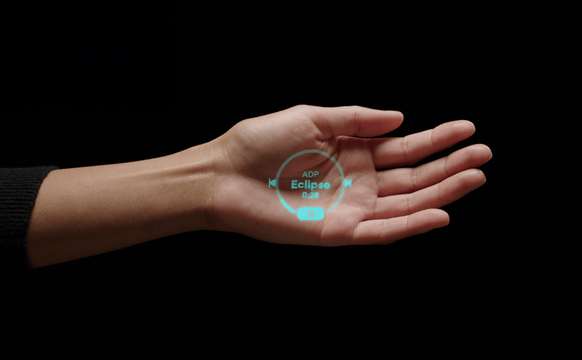 Die von zwei ehemaligen Apple-Beschäftigten gegründete Firma Humane hat ihren Ai Pin vorgestellt. Es wird an der Kleidung getragen und per Sprache oder Handgesten bedient.