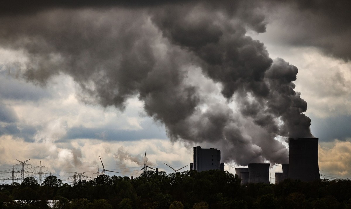 17.04.2024, Nordrhein-Westfalen, Bergheim: Dampf steigt aus den Kühltürmen vom RWE Braunkohlekraftwerk Niederaußem über das Regenwolken hinwegziehen. Das Kraftwerk Niederaußem ist ein von RWE Power mi ...